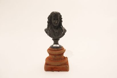 ECOLE FRANCAISE "François-Marie Arouet dit Voltaire", XIXe, petit buste en régule...
