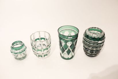 VAL-SAINT-LAMBERT Quatre vases, XXe, cristal taillé doublé émeraude, h. 23-13 cm...