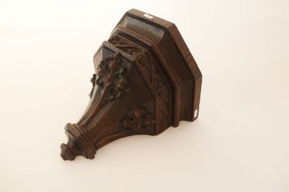 null Cul-de-lampe de style Gothique, XIXe, chêne sculpté à patine sombre, h. 32 cm...