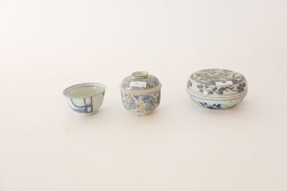 CHINE Trois objets bleu et blanc, dynastie Qing / XVII-XVIIIe, porcelaine :

- boîte...
