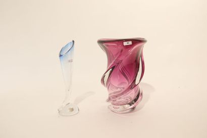 VAL-SAINT-LAMBERT Deux vases (dont un soliflore) contemporains, fin XXe, cristal...