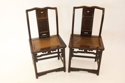 CHINE Paire de chaises, début XXe, bois mouluré et sculpté, assise nattée, h. 95...
