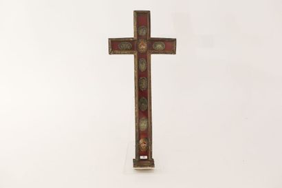 null Croix-reliquaire en bois, h. 55 cm [usures, vitre brisée].