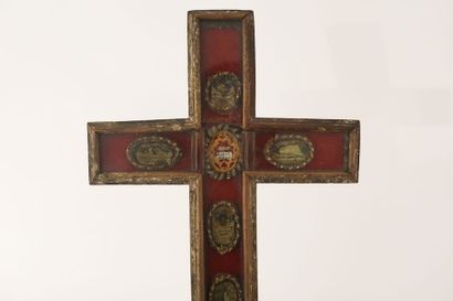 null Croix-reliquaire en bois, h. 55 cm [usures, vitre brisée].