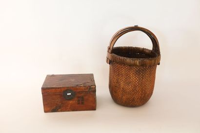 EXTRÊME-ORIENT Panier, XXe, bois et vannerie, idéogrammes sur le flanc, h. 60 cm...