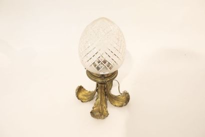 null Suspension à feuilles d'acanthe, circa 1900, métal doré, globe de verre dépoli...