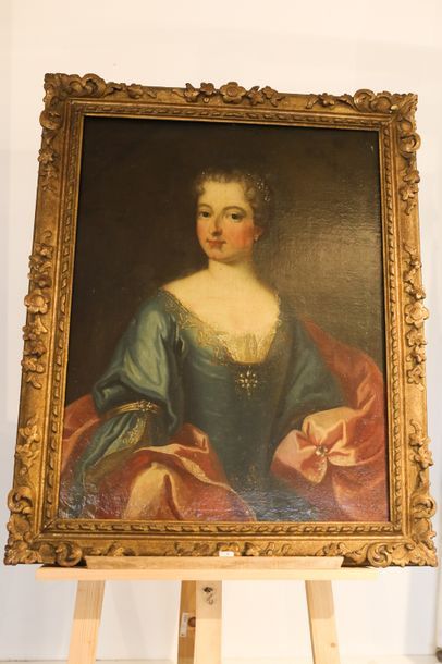 ECOLE FRANCAISE "Dame de qualité", XVIIIe, huile sur toile rentoilée, cadre d'époque,...