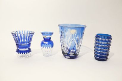 VAL-SAINT-LAMBERT Quatre vases, XXe, cristal taillé doublé saphir, trois avec marque...