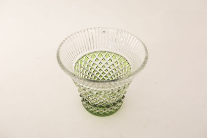 VAL-SAINT-LAMBERT Vase-cornet, XXe, cristal taillé doublé péridot, h. 20,5 cm.