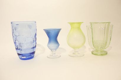 VAL-SAINT-LAMBERT Trois vases, XXe, cristal coloré dont un à décor taillé, deux avec...