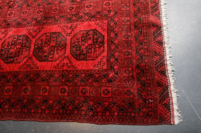 null Petit tapis turkmène de style Boukhara à motifs de göls sur champ rouge foncé,...