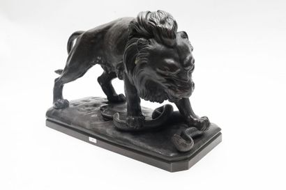 ECOLE FRANCAISE "Lion au serpent", fin XIXe, groupe en bronze patiné, l. 56 cm.