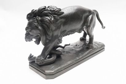 ECOLE FRANCAISE "Lion au serpent", fin XIXe, groupe en bronze patiné, l. 56 cm.