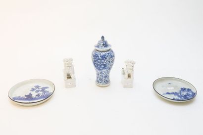CHINE Cinq objets, dynastie Qing / XVIII-XIXe, porcelaine :

- couple de lions-gardiens...
