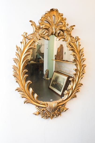 null Grand miroir baroque, XXe, bois sculpté et doré, 143x103 cm [légères altérations,...
