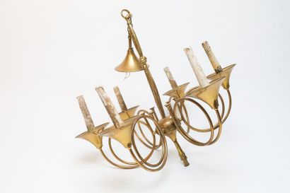 null Lustre de style Louis XVI aux cors de chasse à six bras de lumière, XXe, métal...