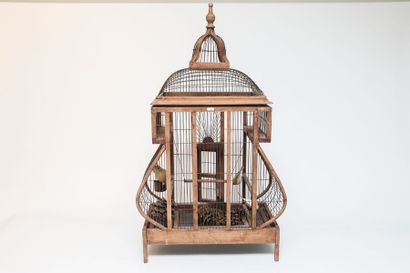 null Grande cage à oiseaux en bois et métal, h. 102 cm [usures et altérations].