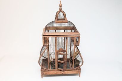 null Grande cage à oiseaux en bois et métal, h. 102 cm [usures et altérations].
