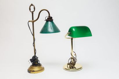 null Deux lampes de bureau, XXe, métal doré, abat-jour en verre vert bouteille, h....