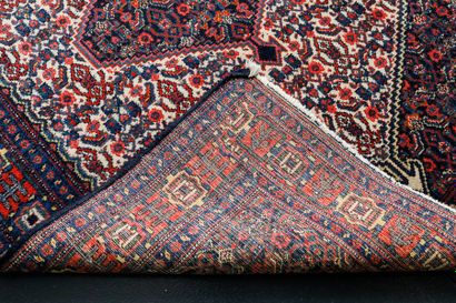 null Petit tapis persan de style Senneh à motifs stylisés polychromes sur champ ivoire...