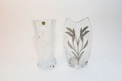 null Deux vases, XXe, cristal, le second à décor en applique d'étain, étiquettes...