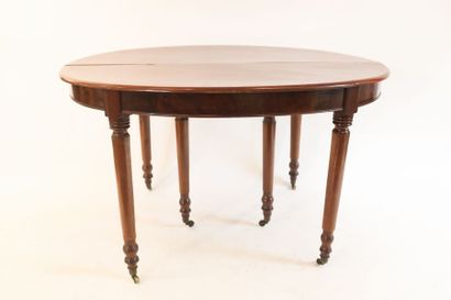 null Table ovale de salle à manger d'époque Louis-Philippe, pieds à roulettes, mi-XIXe,...