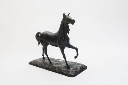 ECOLE FRANCAISE "Pur-sang", XXe, épreuve en bronze à patine nuancée, l. 34,5 cm.