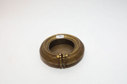 ART TRIBAL Bracelet formant vide-poche, XXe, laiton, d. 14 cm [état d'usage].