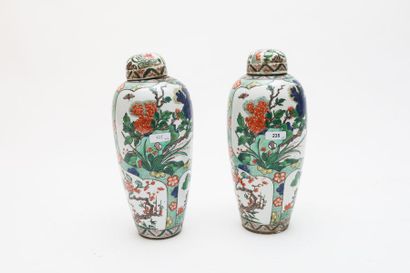 SAMSON Paire de vases couverts à décor floral d'émaux polychromes de style famille...