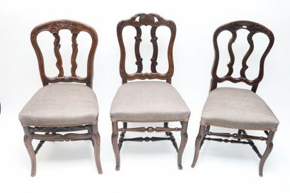 null Suite de douze chaises liégeoises, XIXe, chêne mouluré et sculpté (légères variantes...
