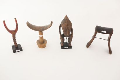 ART TRIBAL Quatre objets, XXe, bois sculpté :

- figure d'ancêtre à patine croûteuse...