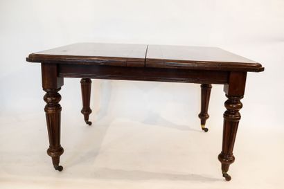null Table rectangulaire d'époque Louis-Philippe, pieds à roulettes, mi-XIXe, bois...