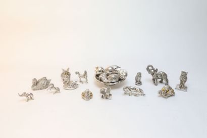 null Lot d'objets de décoration en métal argenté, vingt-deux pièces (principalement...