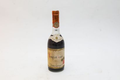 HONGRIE Rouge, Tokaji Aszu 1959, 0,5 l [mi-épaule, étiquette altérée].