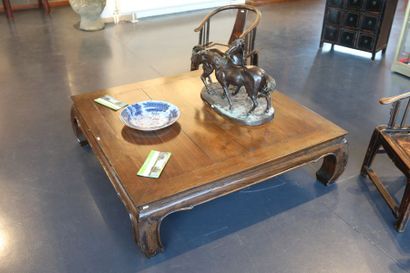 CHINE Grande table basse carrée, XX-XXIe, bois patiné mouluré, 35,5x124,5x126 cm...