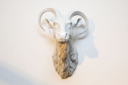 null "Tête de mouflon", XXIe, porcelaine émaillée, h. 42 cm env.