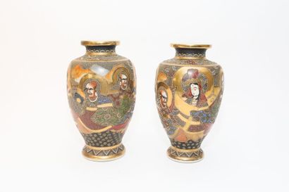 JAPON Paire de vases à décor bouddhique en miroir d'émaux polychromes dits de Satsuma,...