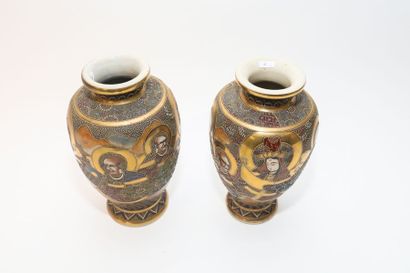 JAPON Paire de vases à décor bouddhique en miroir d'émaux polychromes dits de Satsuma,...