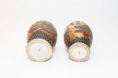 JAPON Paire de vases à décor bouddhique en miroir d'émaux polychromes dits de Satsuma,...