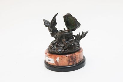 ECOLE FRANCAISE Encrier, fin XIXe, bronze patiné sur socle de marbre, h. 11,5 cm...