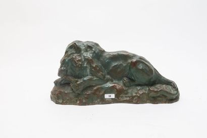 HAGER Albert (1857-1940) "Lion couché dévorant", 1929, épreuve en terracotta patinée...