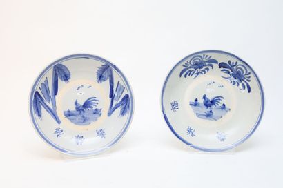 CHINE Paire de plats creux de type Swatow à décor bleu et blanc au coq, République...