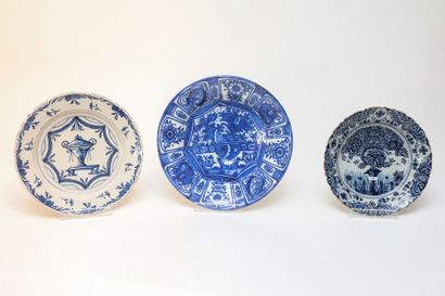 DELFT Trois plats creux, décors à l'Arbre à thé, à l'Urne antique et de type Kraak...