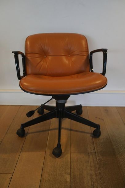 MIM Fauteuil de bureau à roulettes, circa 1970-1980, coques en bois thermoformé garnies...