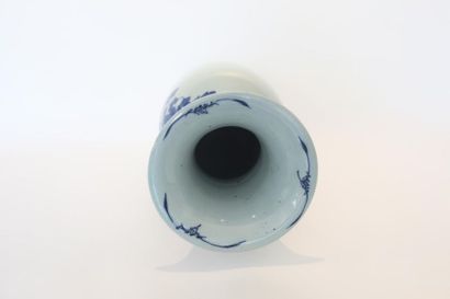 CHINE Grand vase à décor naturaliste bleu et blanc, dynastie Qing / circa 1900, porcelaine,...