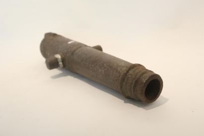 null Canon de galion, probablement XVIIe, alliage de fer, l. 72 cm [très altéré par...