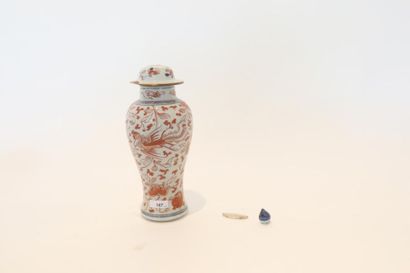 CHINE Petite potiche à décor de phénix en rouge de fer rehaussé d'or, dynastie Qing...