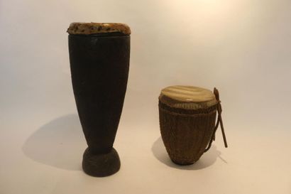 ART TRIBAL Deux tambours, travail rwandais, XXe, bois et peau, le petit avec sa paire...