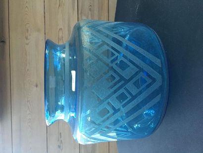 DAUM - Nancy Vase d'époque Art déco, circa 1925, verre bleuté à décor géométrique...
