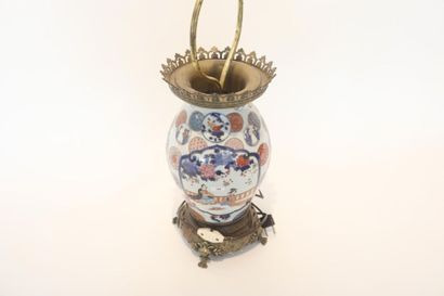 CHINE Vase monté en lampe, décor dans le goût du Japon d'émaux polychromes dits de...
